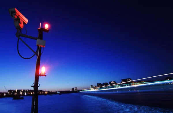 桟橋によって夜にロンドンのテムズ — ストック写真