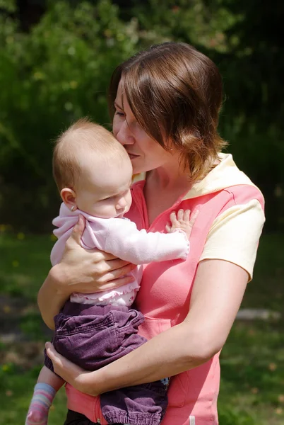Matka líbat její dítě — Stock fotografie