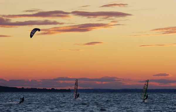 Rüzgar ve uçurtma sörf Yarışması — Stok fotoğraf