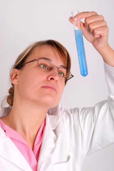 Laborassistentin mit Reagenzglas — Stockfoto