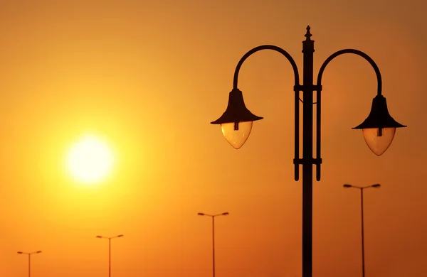 Streetlight lantaarn bij zonsondergang — Stockfoto