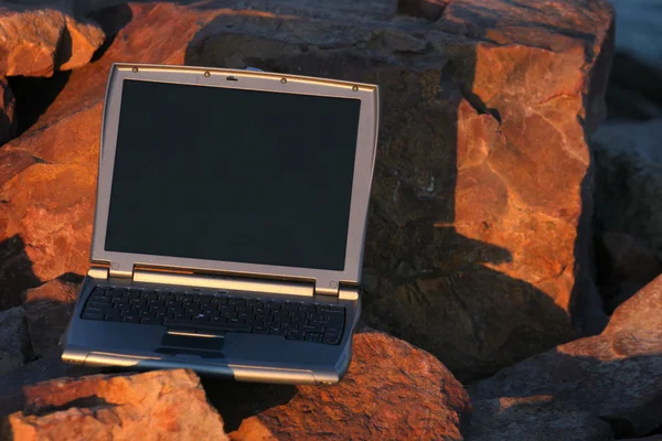 Laptop entre rocas — Foto de Stock