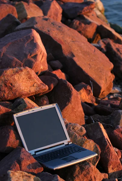 Laptop tra le rocce — Foto Stock