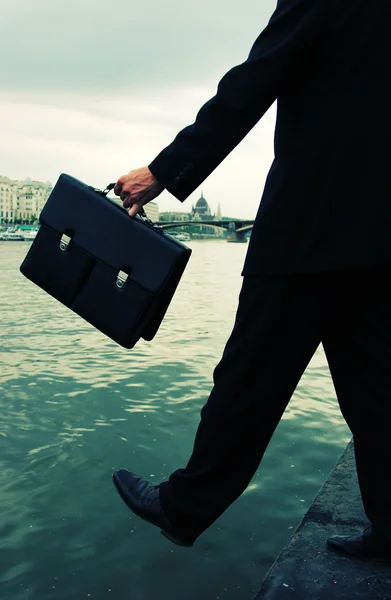 Empresários entram no rio — Fotografia de Stock