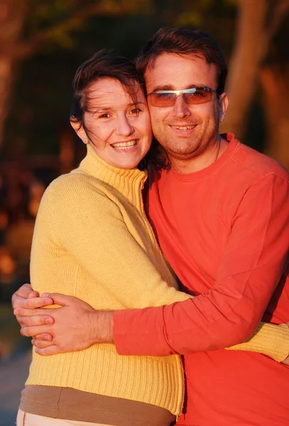 Счастливая молодая пара обнимает — стоковое фото