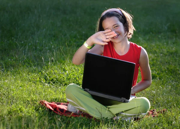Молода дівчина з ноутбуком на вулиці — стокове фото
