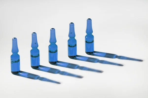 Синій медичних пляшечки — стокове фото
