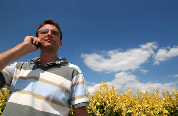 Młody człowiek korzystający z telefonu komórkowego — Zdjęcie stockowe