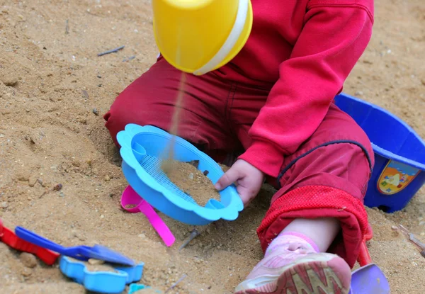 Spelen in zandbak — Stockfoto