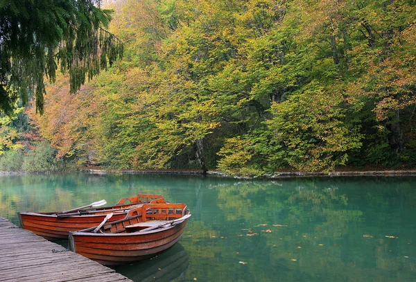 Лодки осенью — стоковое фото