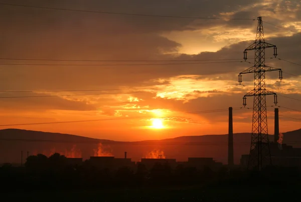 Σταθμός παραγωγής ηλεκτρικού ρεύματος στο ηλιοβασίλεμα — Φωτογραφία Αρχείου