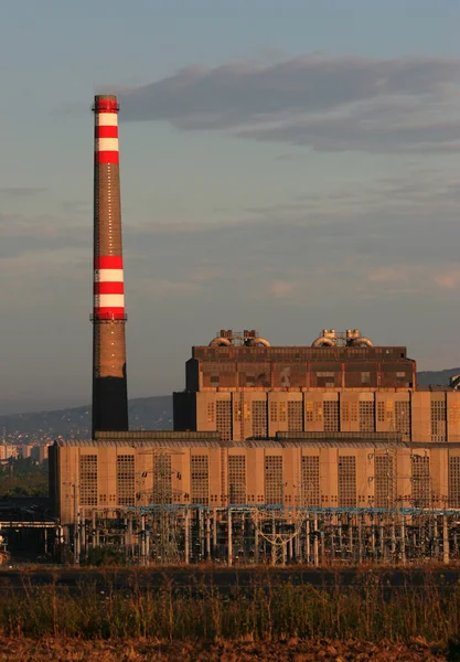 Central eléctrica con chimenea — Foto de Stock