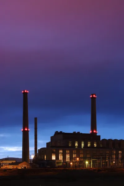 Central elétrica à noite — Fotografia de Stock