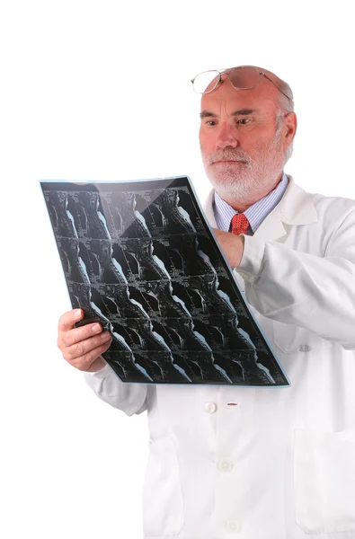 Доктор с рентгеновским снимком — стоковое фото