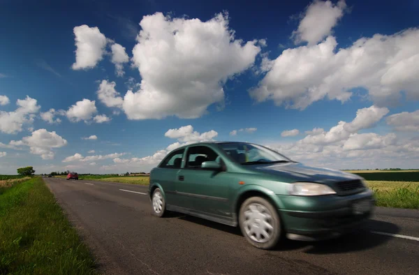 Carretera, coche, cielo azul nublado — Foto de Stock