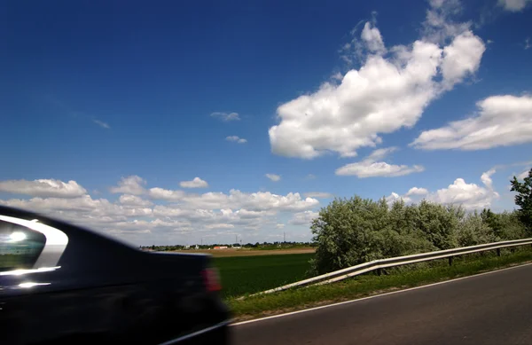 Road, bil, blå mulen himmel — Stockfoto