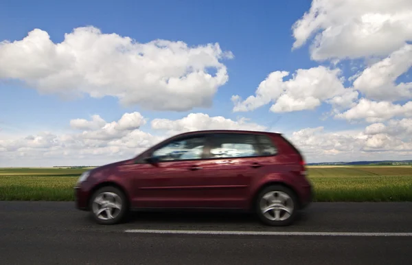 Droga, wóz, niebieski niebo pochmurne — Zdjęcie stockowe