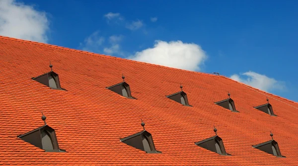 Červená střecha s modrou oblohou — Stock fotografie