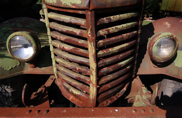 V přední části staré rezavé auto — Stock fotografie
