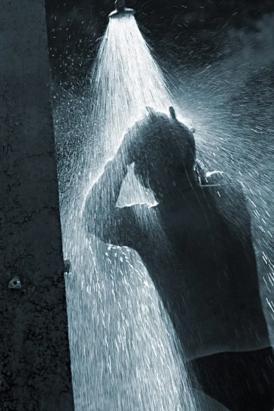 Mennesket frisker seg opp med et bad – stockfoto