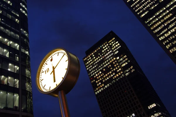 Reloj con rascacielos — Foto de Stock
