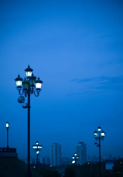Cityscape с фонарями — стоковое фото