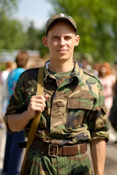 Молодой солдат — стоковое фото