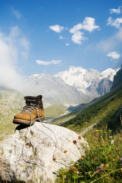 頑丈な登山ブーツ — ストック写真