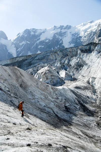 Descending mountaineer — Stock Photo, Image