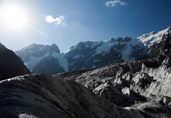 山の輝く太陽 — ストック写真