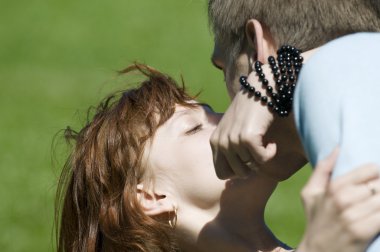 Öpüşen genç çift