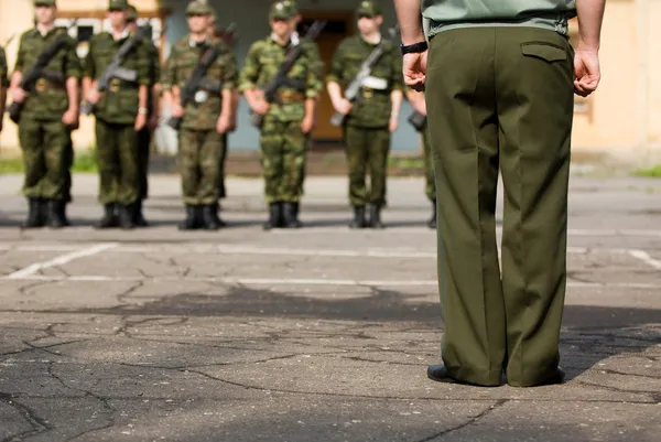 Soldater innan paraden — Stockfoto