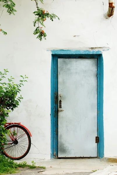Велосипед у двери — стоковое фото