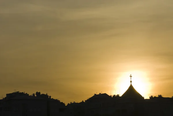 Kilise kubbe günbatımı bir ışık — Stok fotoğraf