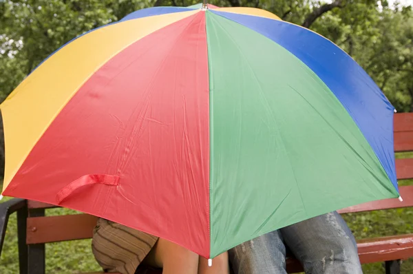 Amantes sob guarda-chuva — Fotografia de Stock