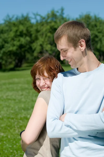 在公园里的年轻夫妇 — 图库照片
