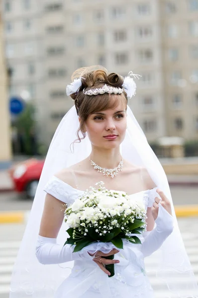 Portret van een bruid met bloemen — Stockfoto