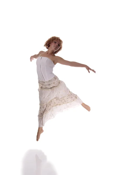 Rothaarige Tänzerin auf weiß — Stockfoto