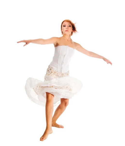 Rudowłosa tancerz na białym tle — Zdjęcie stockowe