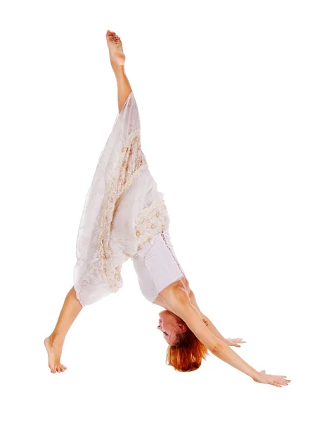 Rothaarige Tänzerin auf weißem Hintergrund — Stockfoto