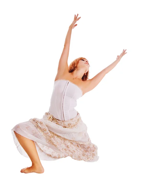 Beyaz zemin üzerine kırmızı saçlı dansçı — Stok fotoğraf