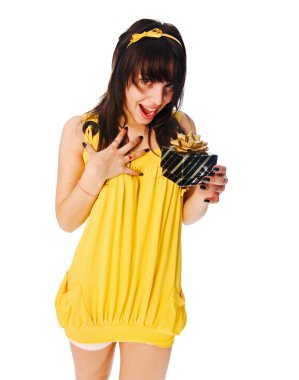 hediye kutusu ile sarı elbise giyen kız