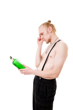 yeşil şişe ile genç adam