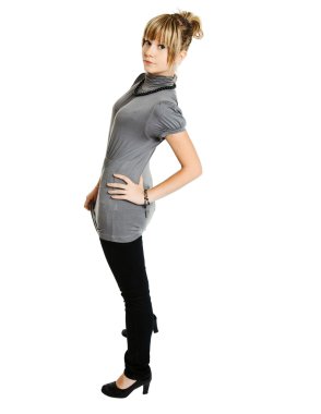 Beyaz arka planda genç bir kadın