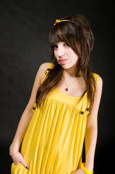 Желтое платье — стоковое фото