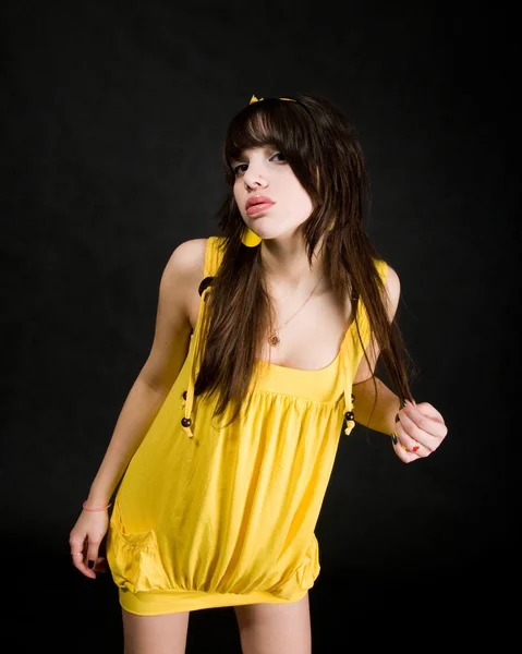 Adolescente em amarelo — Fotografia de Stock