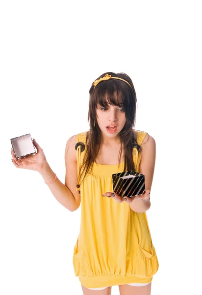Красивая девушка с подарочной коробкой — стоковое фото