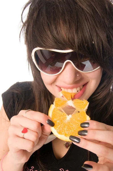 Ragazza che mangia arancione — Foto Stock