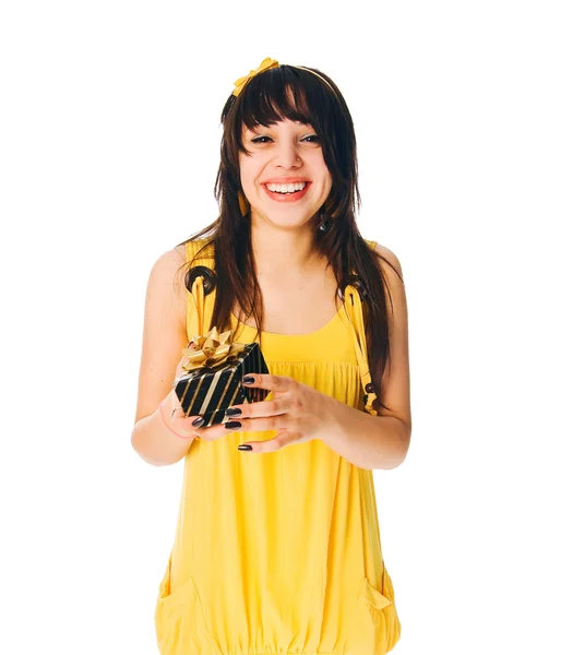 Dívka, která nosí žluté šaty s dárkový box — Stock fotografie