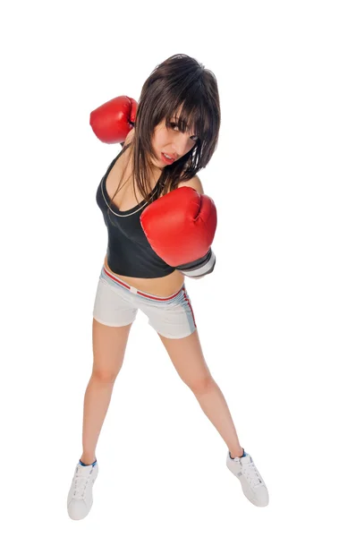 Подходит девушка с боксерскими перчатками — стоковое фото